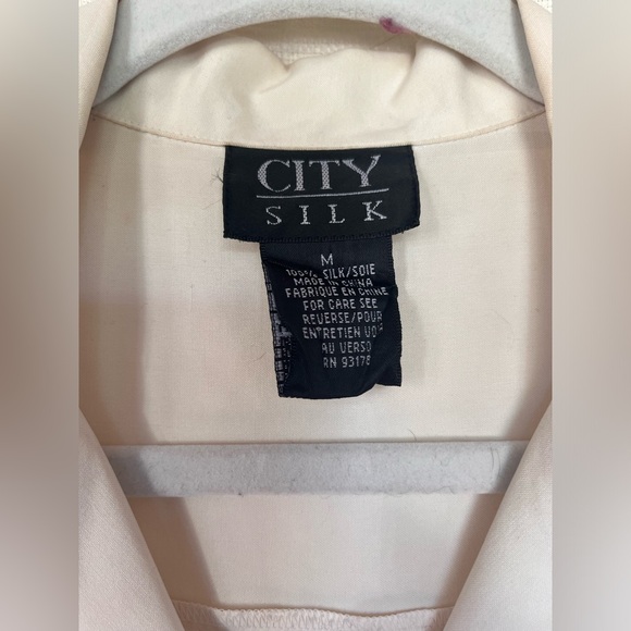 Ivory 100% silk sleeveless button up - Picture 3 of 4